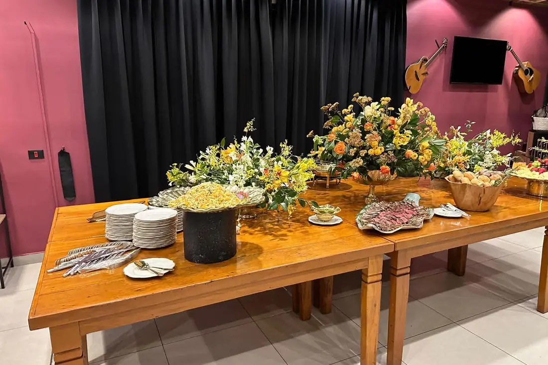 Mesa de buffet montada para evento corporativo na Villa BBM